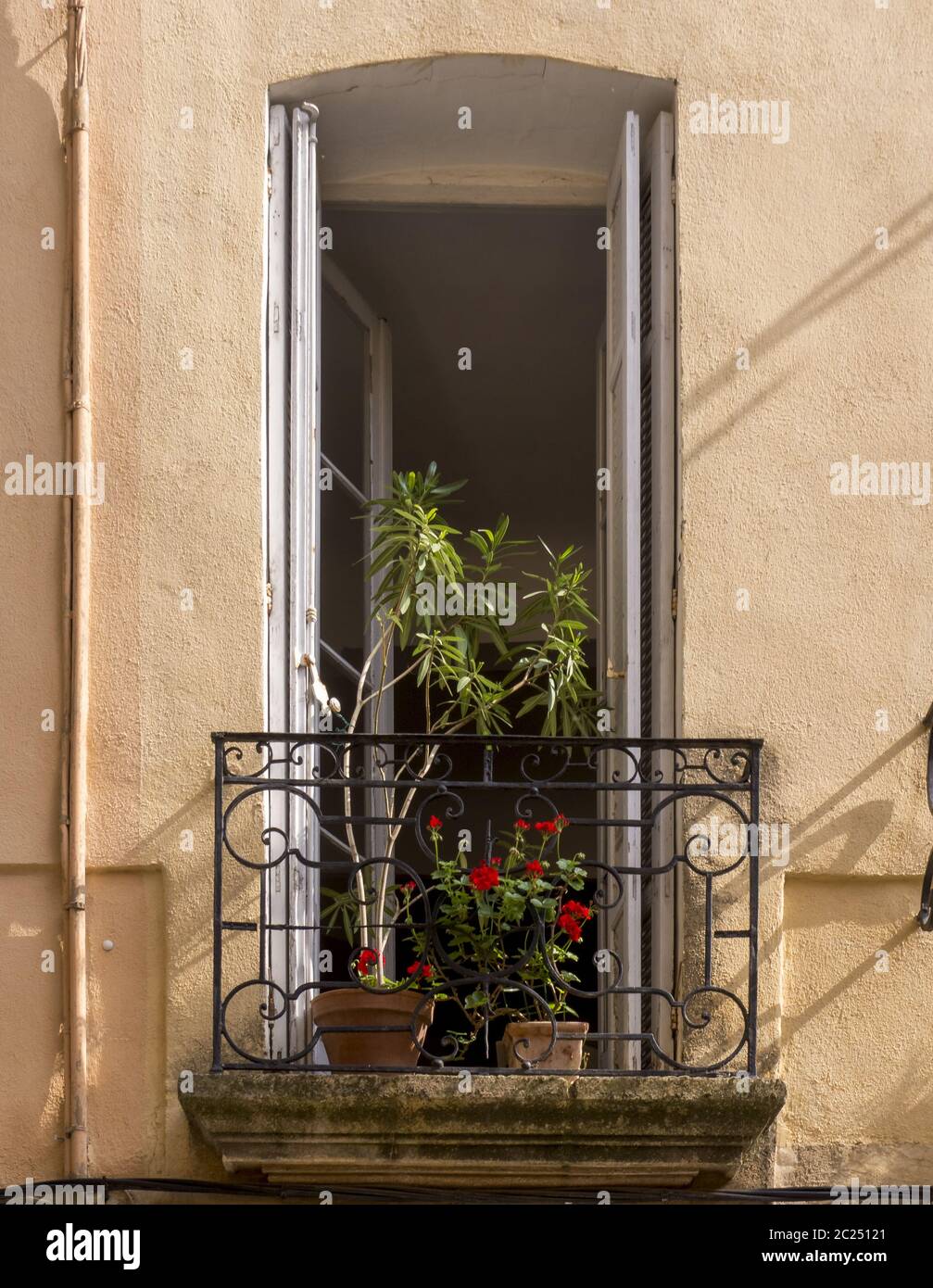 Finestra a tutta altezza con balcone alla francese Foto stock - Alamy