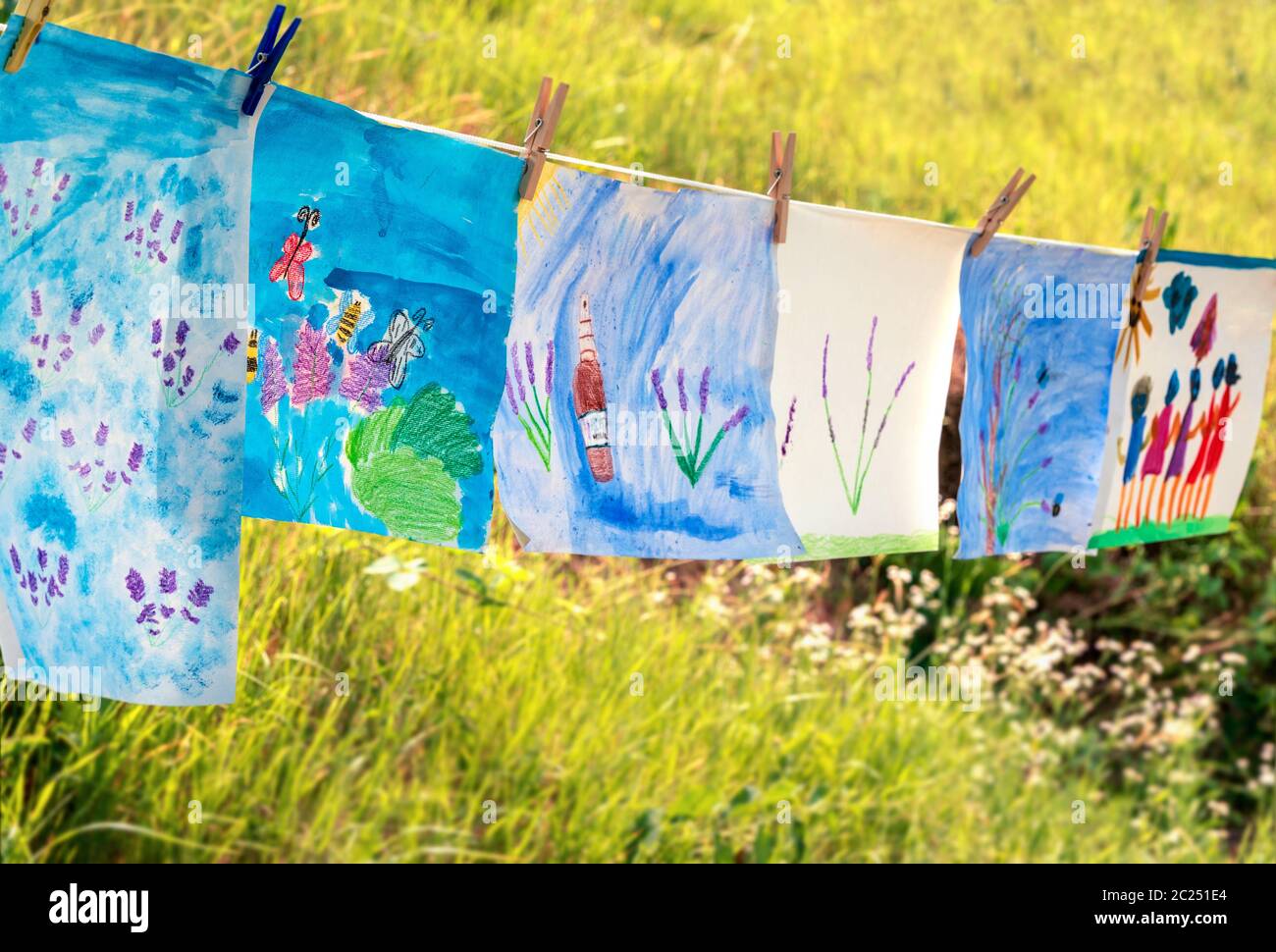 Bambini I disegni del raccolto di lavanda Foto Stock