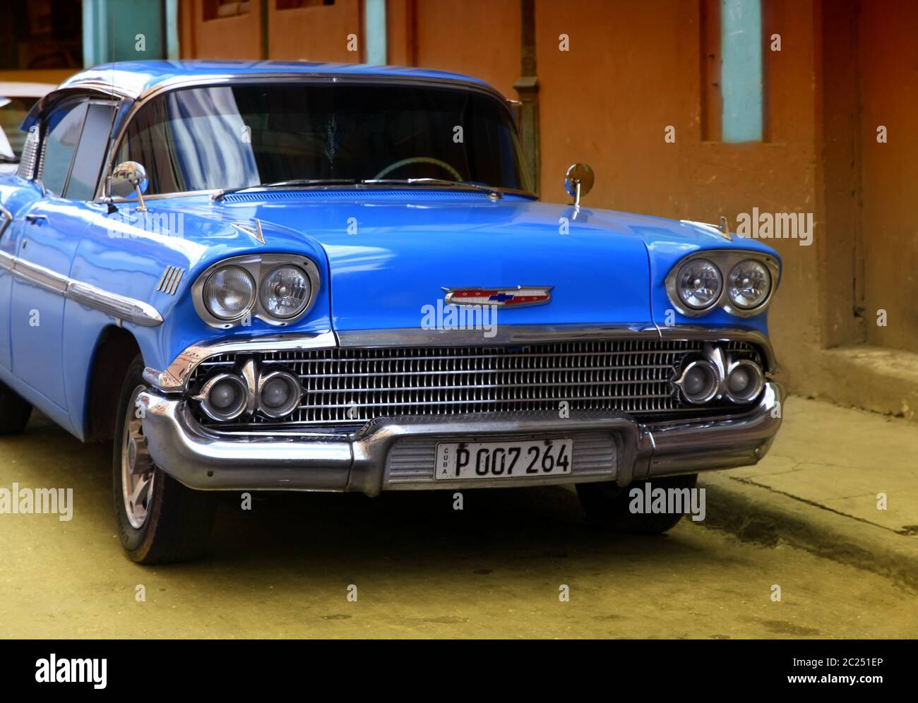 A Cuba esiste una grande varietà di vecchie auto Foto Stock