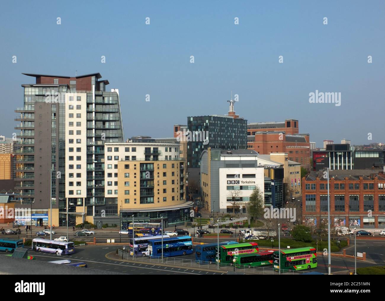 una vista aerea della città della zona creativa di leeds, collina della cava, con la sede della bbc e il balletto nord Foto Stock