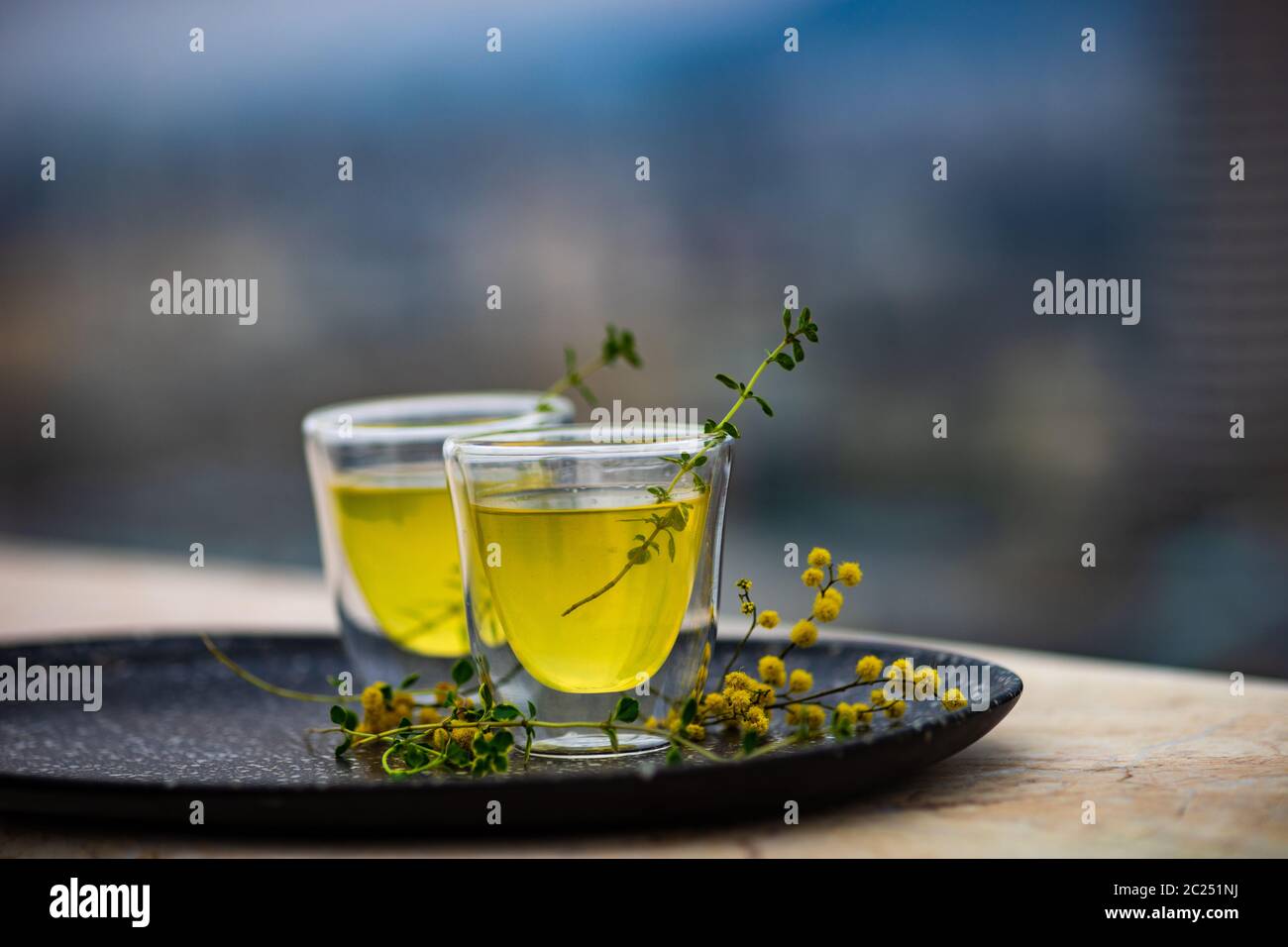 Limoncello tradizionale con bevande alcoliche al limone Foto Stock