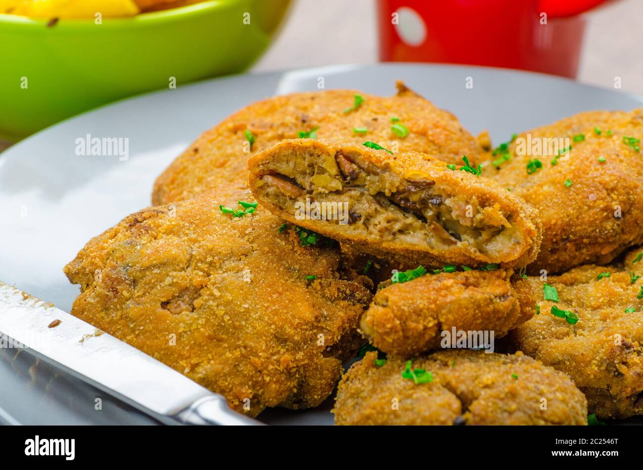Panato croccante schnitzel a fungo con il francese di fritte Foto Stock