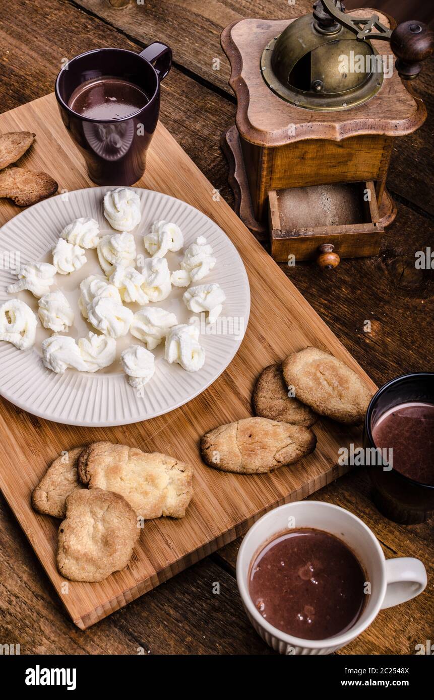 In casa cioccolato caldo e casalingo di biscotti al burro, bignè Foto Stock