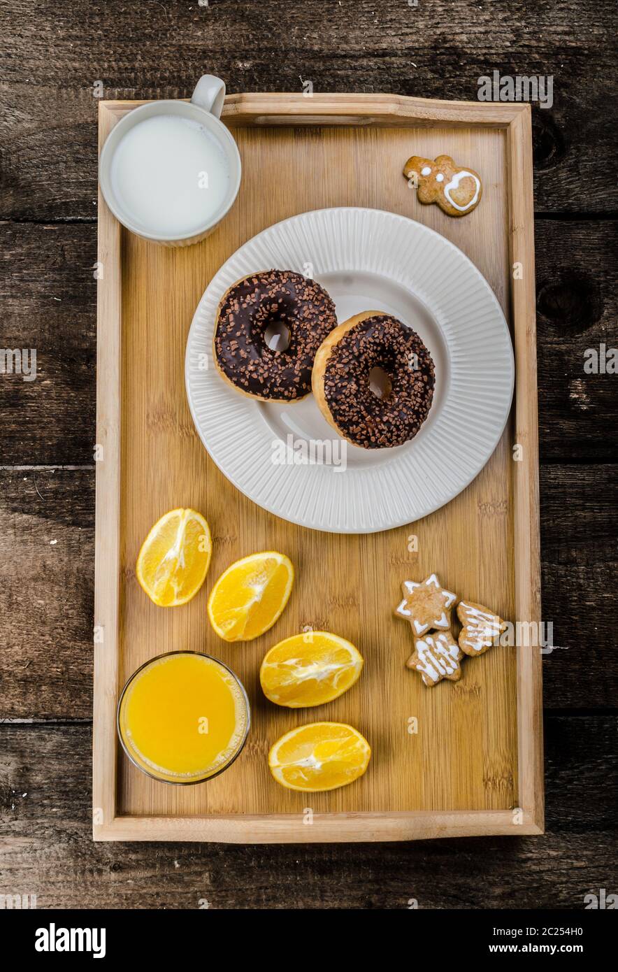 Vassoio colazione ciambella arancione e il latte e biscotti di Natale Foto Stock