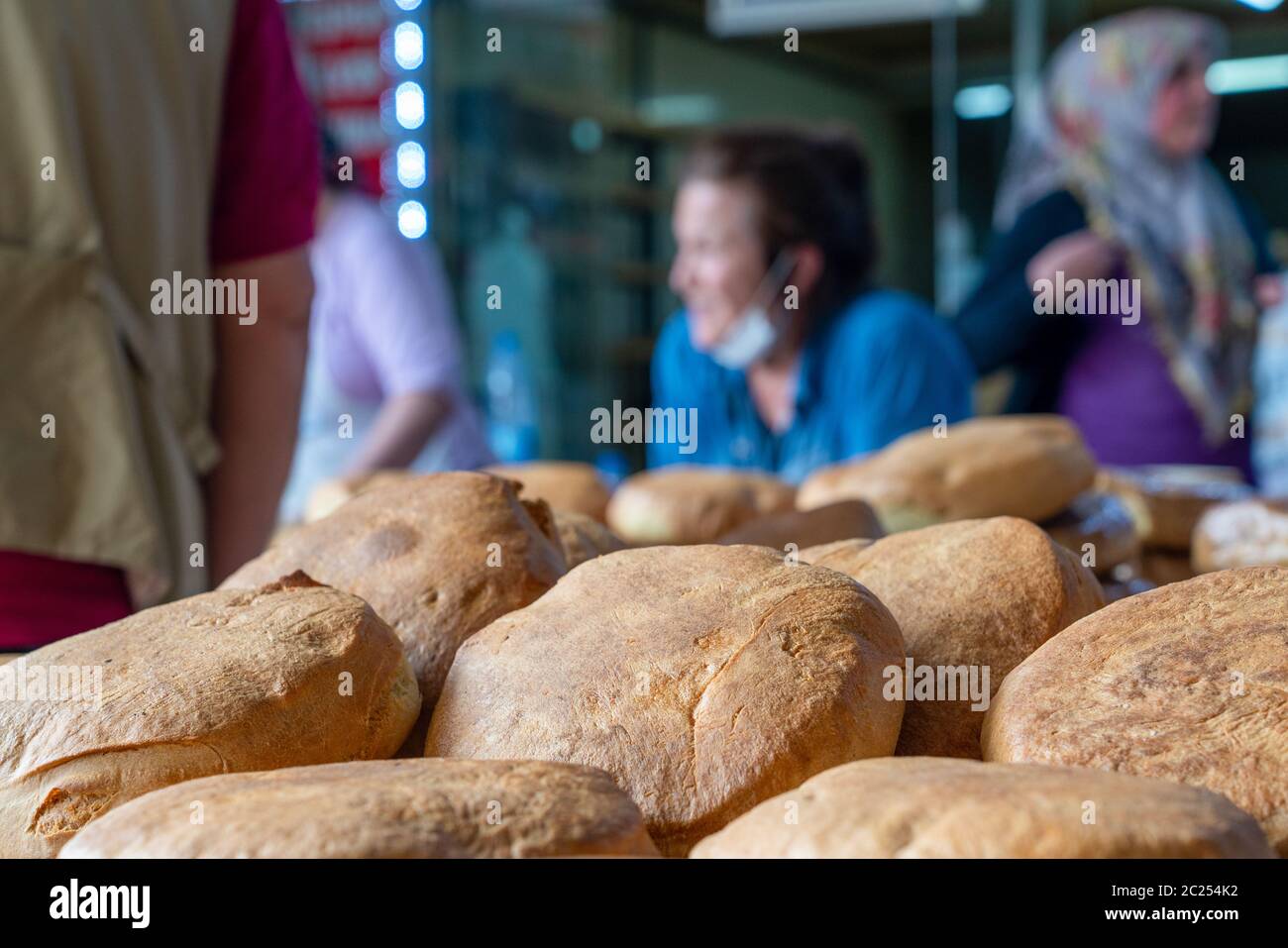 Donna che vende pane al mercato di strada. Foto Stock