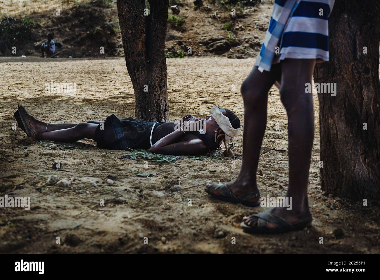 OMO VALLEY, ETIOPIA - AGOSTO 07 2018: La cerimonia del salto di tori da parte dei membri non identificati della tribù Hamer Foto Stock