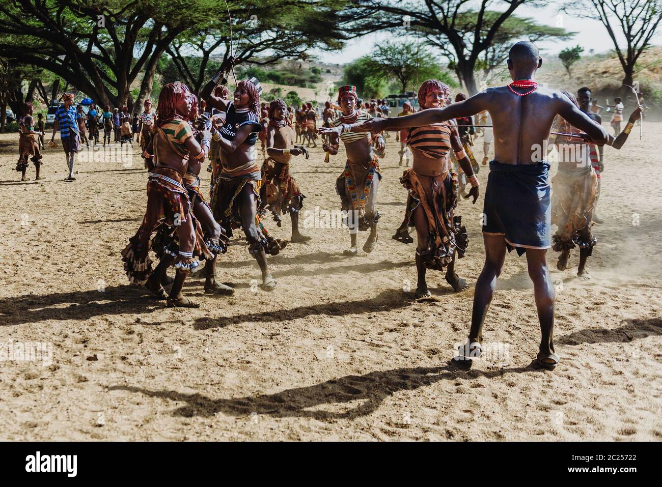 OMO VALLEY, ETIOPIA - AGOSTO 07 2018: La cerimonia del salto di tori da parte dei membri non identificati della tribù Hamer Foto Stock