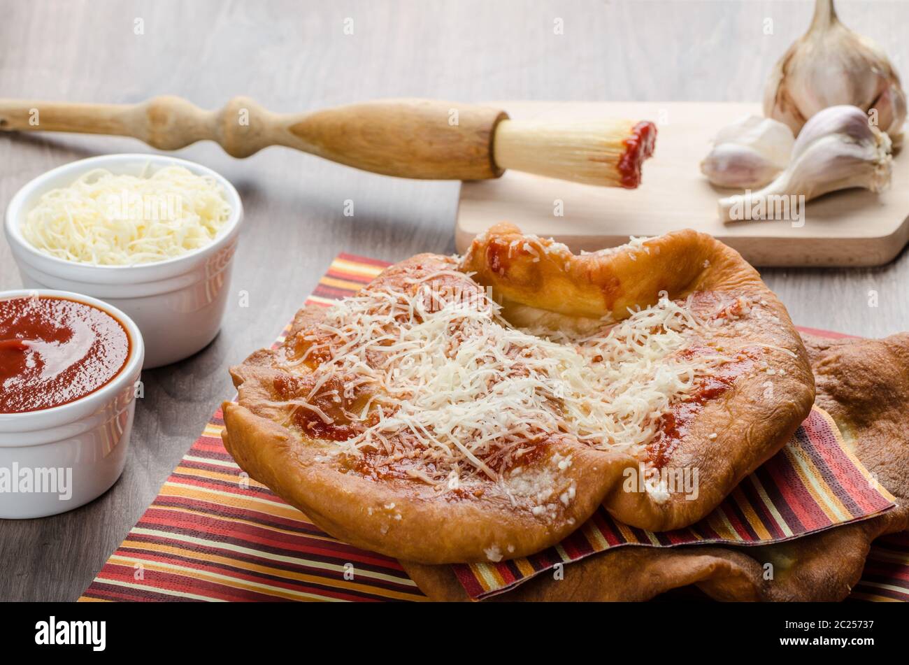 Carnevale tradizionale fast food specialty fritto di pasta di pane con formaggio, ketchup e aglio Foto Stock