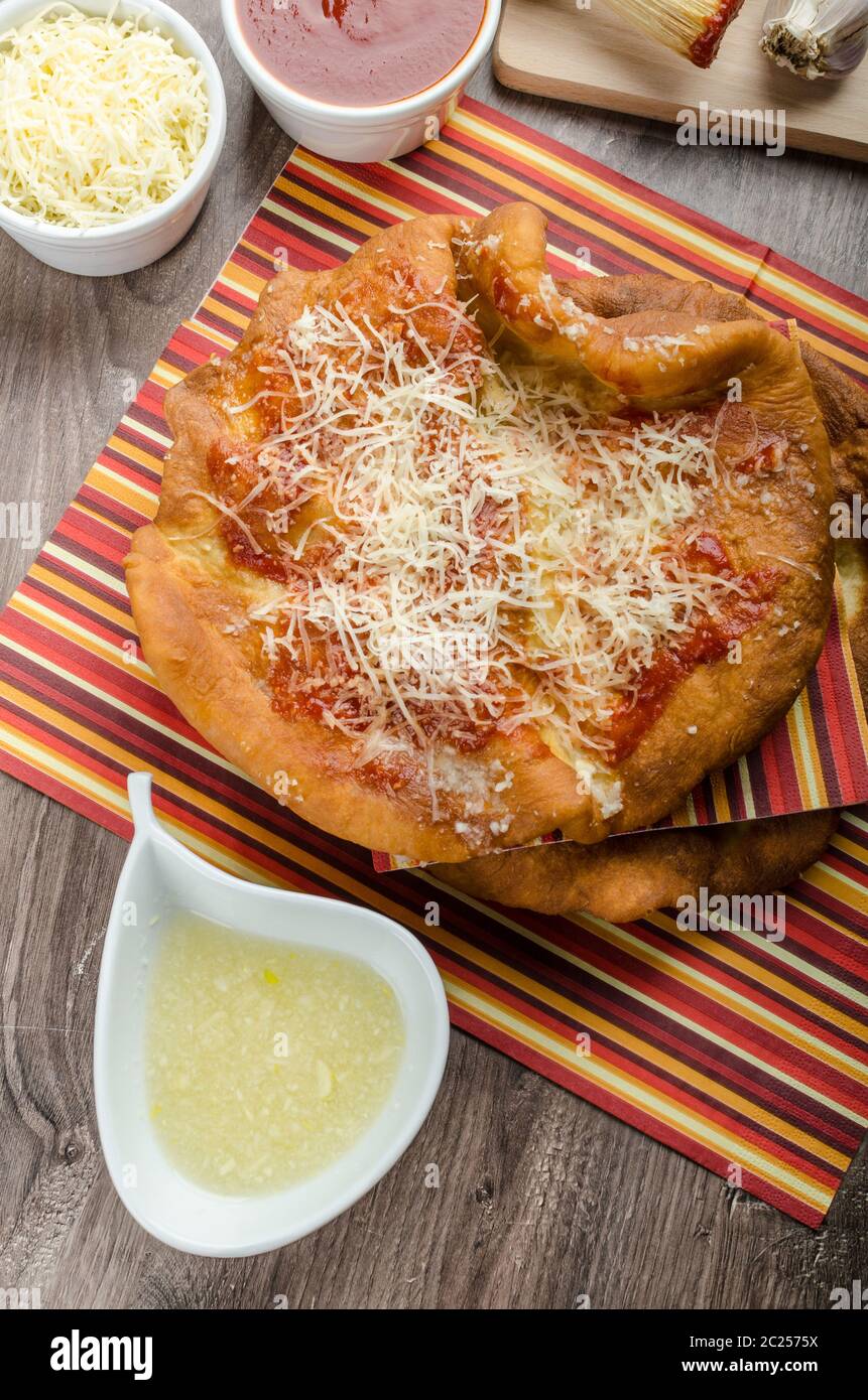 Carnevale tradizionale fast food specialty fritto di pasta di pane con formaggio, ketchup e aglio Foto Stock