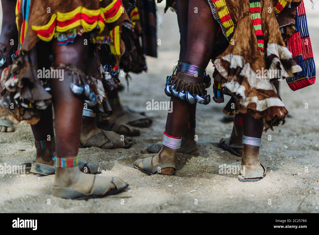 La cerimonia del salto dei tori da parte dei membri non identificati della tribù Hamer nella valle di Omo, Etiopia Foto Stock