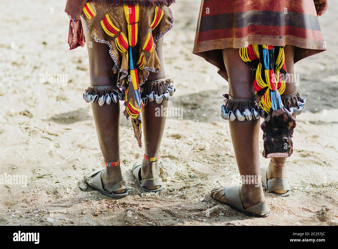 La cerimonia del salto dei tori da parte dei membri non identificati della tribù Hamer nella valle di Omo, Etiopia Foto Stock