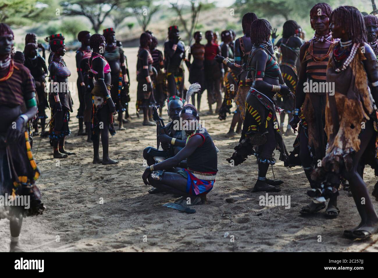 OMO VALLEY, ETIOPIA - AGOSTO 07 2018: La cerimonia del salto di tori da parte dei membri non identificati della tribù Hamer Foto Stock