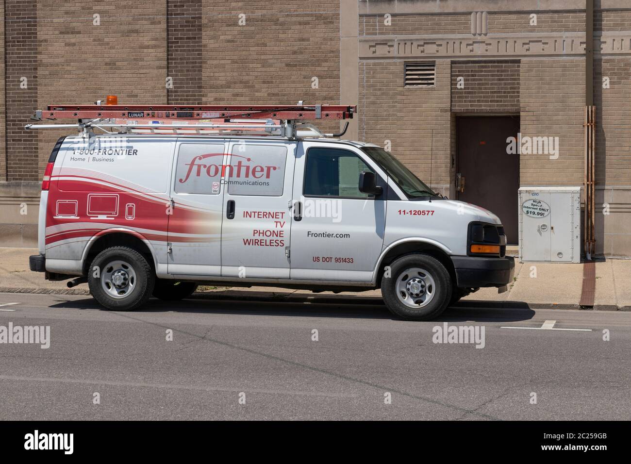 Logansport - circa giugno 2020: Veicolo di comunicazione frontaliero di fronte ad una sede centrale. Frontier è un fornitore di telecomunicazioni rurale. Foto Stock