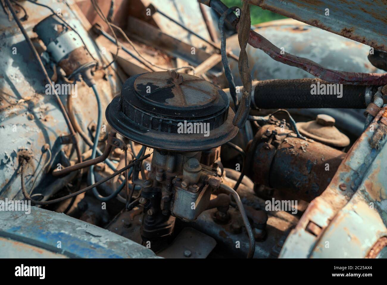 Primo piano di motore vecchio automobile rétro arrugginito. Foto Stock