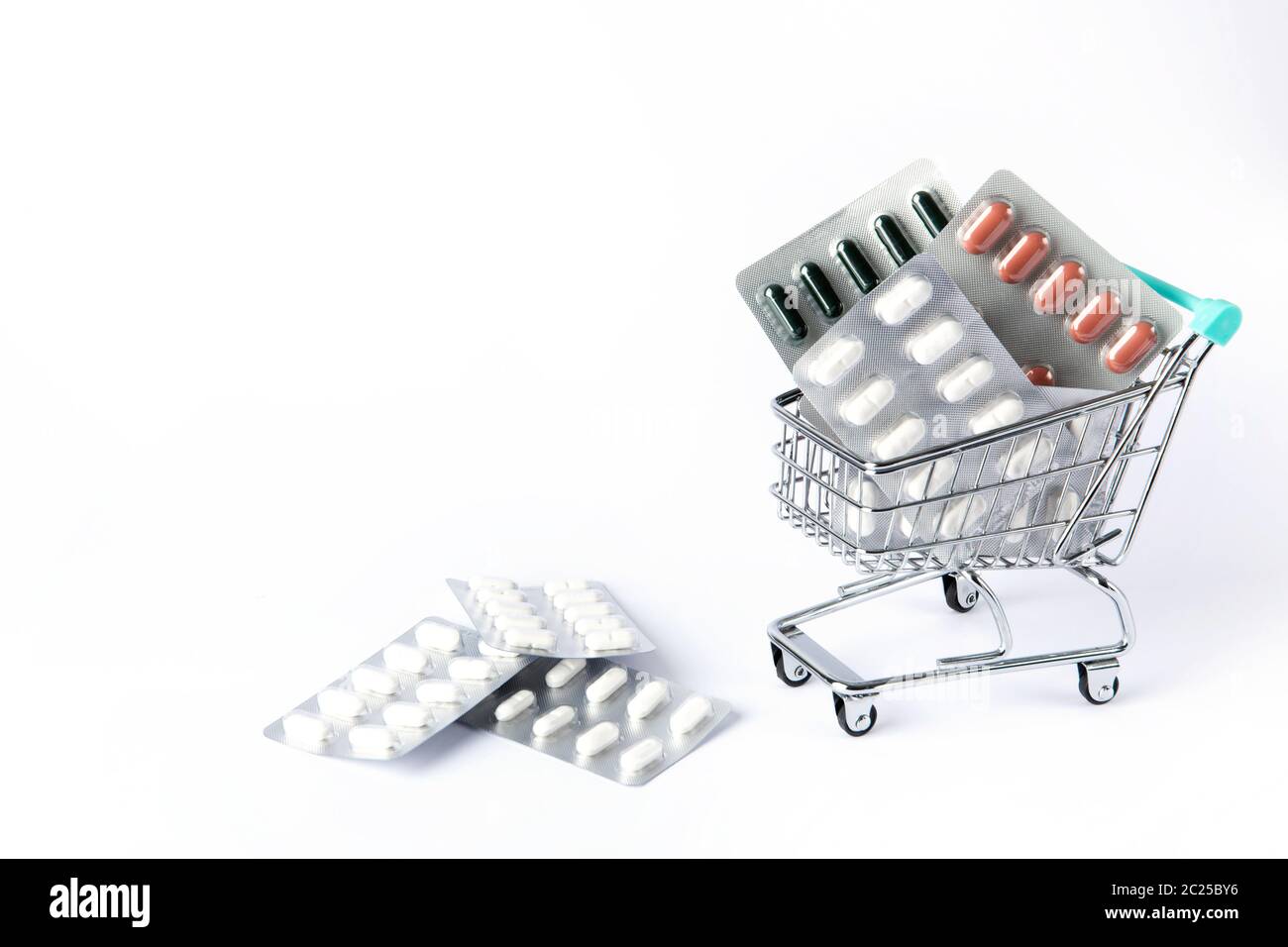 Carrello con molte pillole e droghe. Spazio libero per il testo. Foto di alta qualità Foto Stock