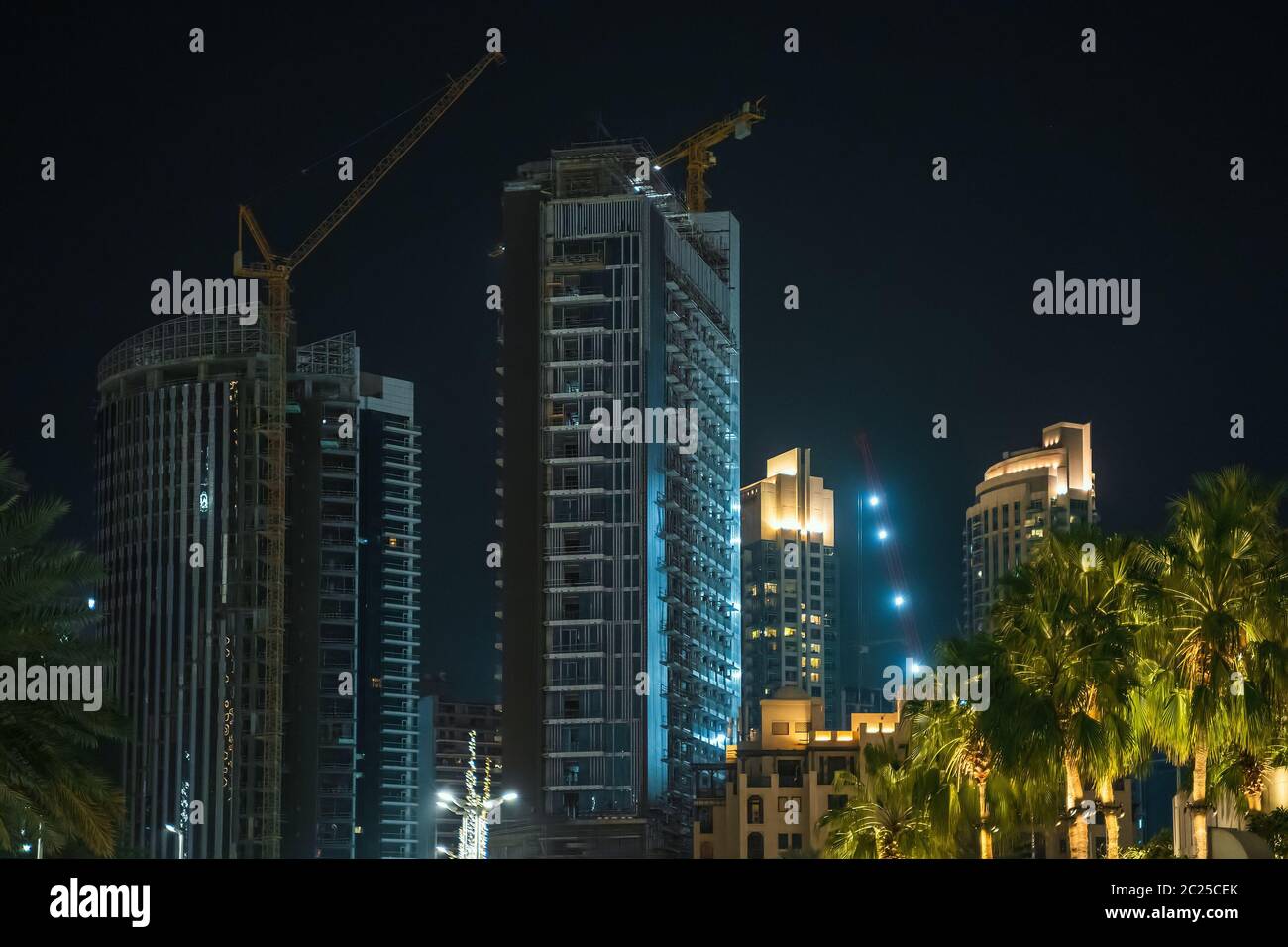 Un nuovo ed alto edificio costruito a Dubai di notte. Concetto di sviluppo rapido di Dubai. Foto Stock