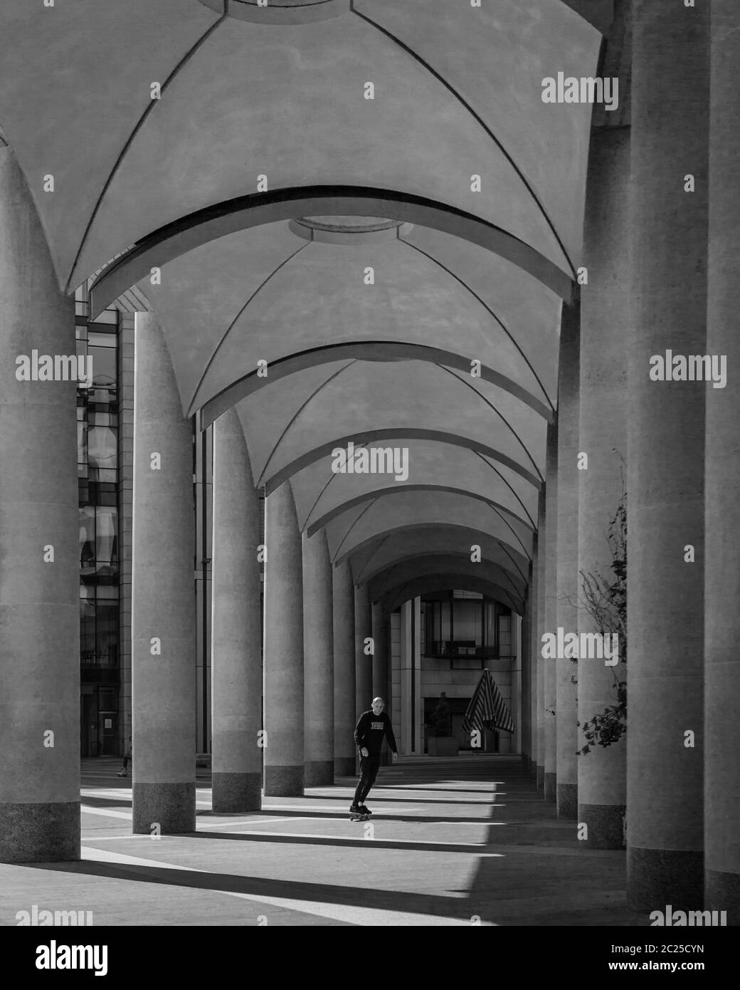 Uno skater Lone in Piazza Paternoster durante il lockdown i Londown. Foto Stock