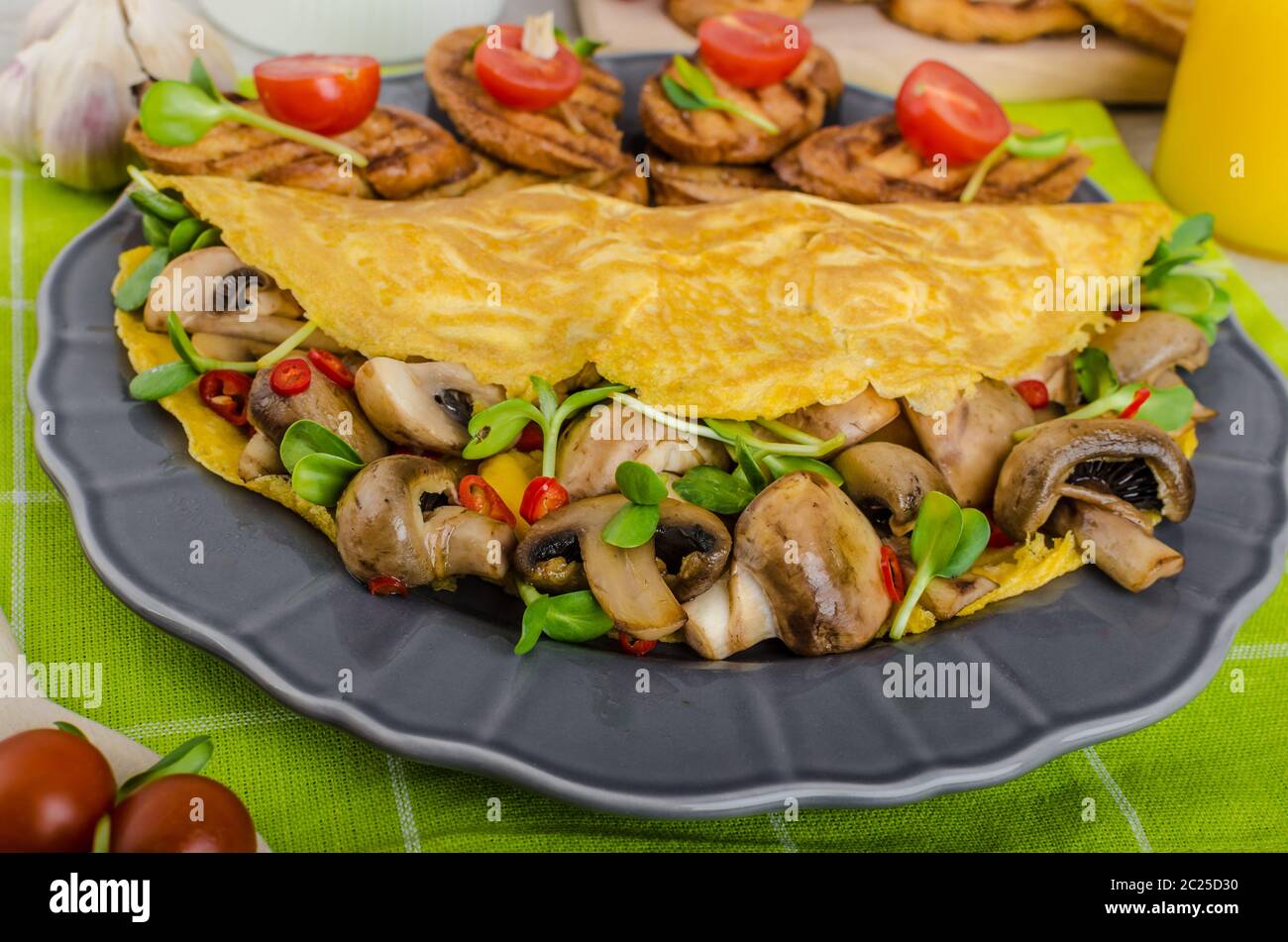 Frittata vegetariana, mangiare alimenti puliti, erbe, microgreens e funghi con peperoncino Foto Stock