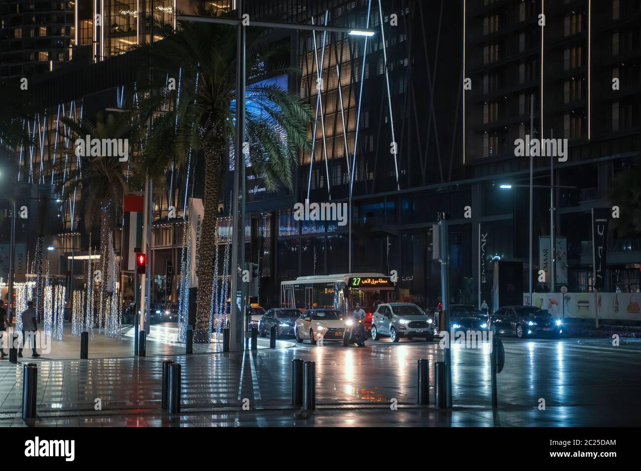 Dubai, Emirati Arabi Uniti - Febbraio 2020 : Vista notturna della strada cittadina di Dubai con auto, edifici e illuminazione notturna, Emirati Arabi Uniti. Foto Stock