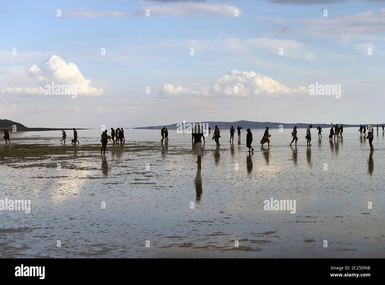 Ankara, Turchia. 16 Giugno 2020. La gente si diverta al Lago Tuz, nel centro di Anatolia, Turchia, il 16 giugno 2020. La Turchia ha segnalato 1,467 nuovi casi COVID-19 martedì, rendendo il totale dei pazienti diagnosticati del paese 181,298, ha detto il ministro della Sanità turco Fahrettin Koca. Credit: Mustafa Kaya/Xinhua/Alamy Live News Foto Stock
