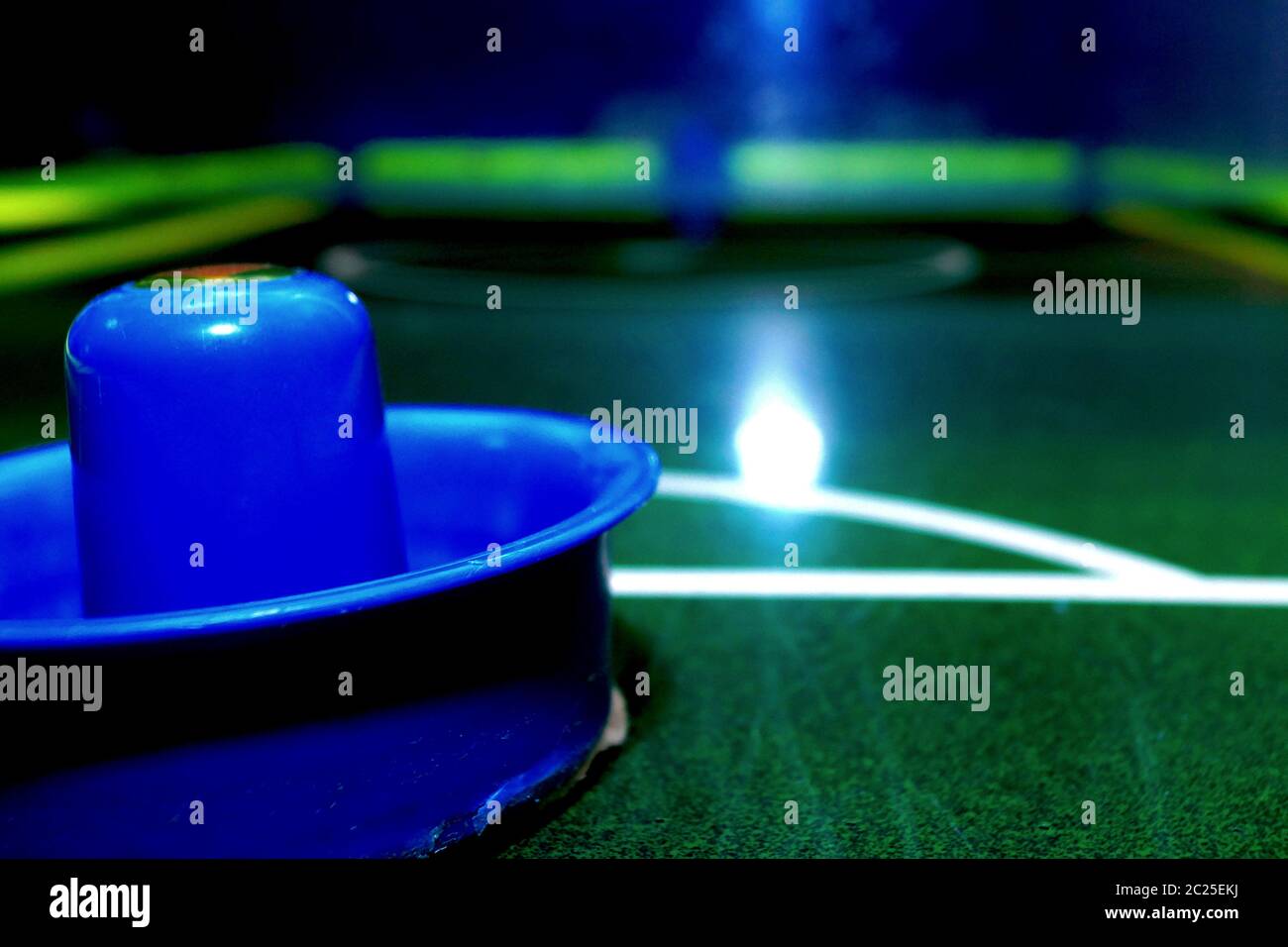 Tavolo da hockey luminoso e brillante con strumenti per giocare. Foto Stock