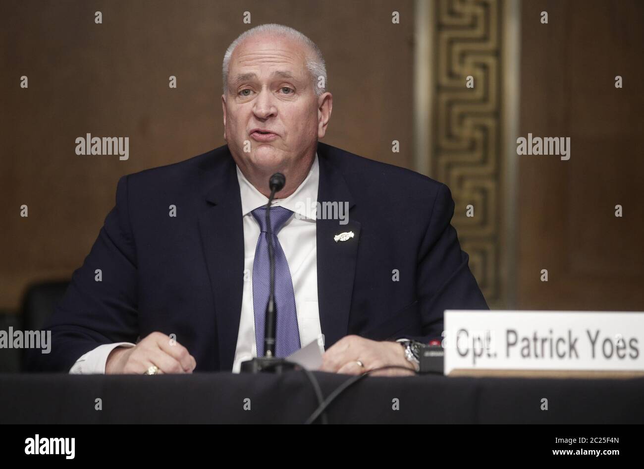 Washington, Stati Uniti. 16 Giugno 2020. Patrick Yoes, presidente nazionale dell'Ordine fraterno di polizia e capitano dell'Ufficio dello sceriffo parrocchiale di San Carlo a Norco, Louisiana, Testimonia durante un'audizione del Comitato giudiziario del Senato per esaminare questioni che coinvolgono le pratiche di corsa e di polizia in seguito alla morte nella polizia di Minneapolis, la custodia di George Floyd e i disordini civili che seguirono a Capitol Hill a Washington, DC martedì 16 giugno 2020. Foto in piscina di Jonathan Ernst/UPI Credit: UPI/Alamy Live News Foto Stock