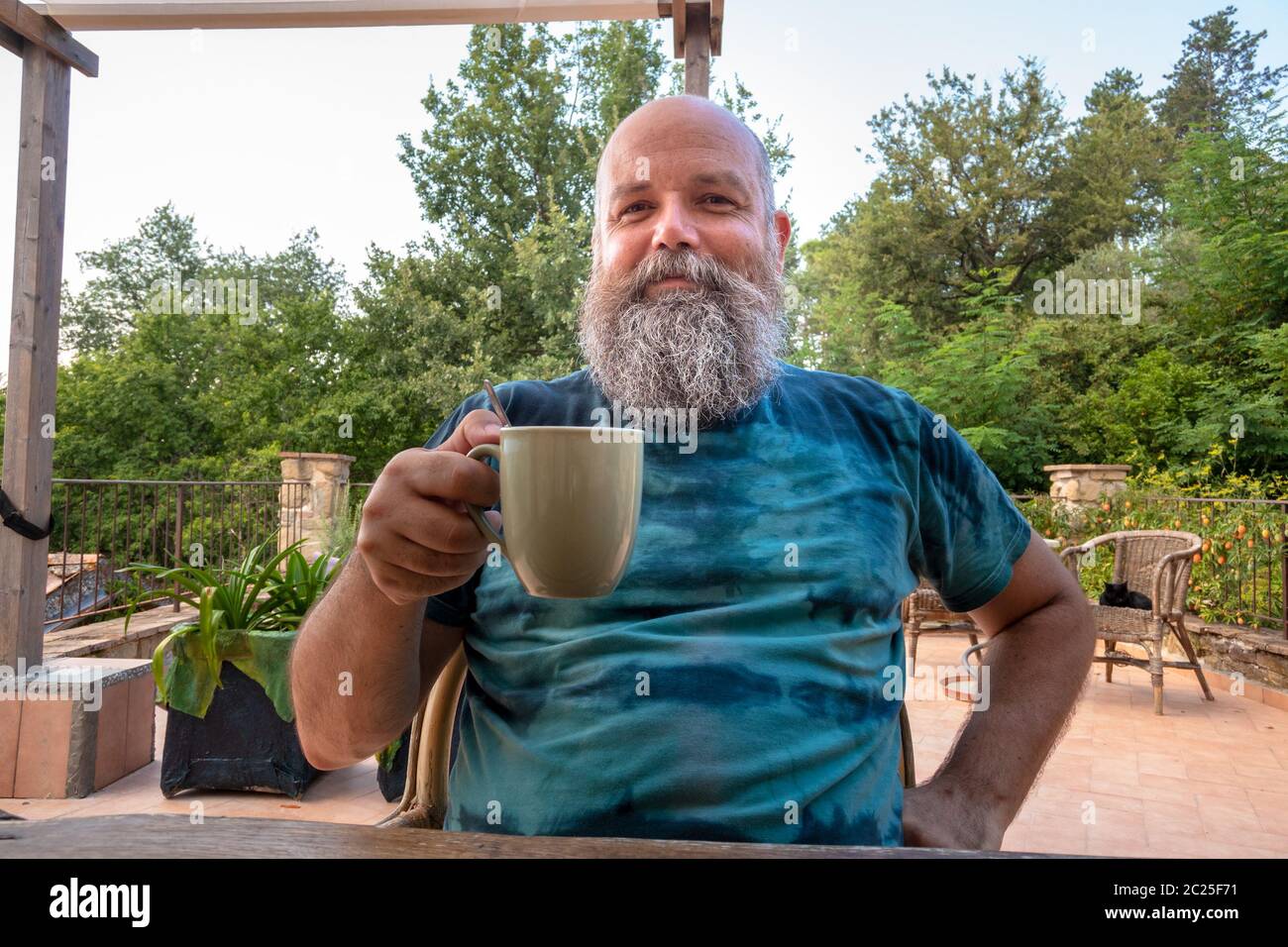 l'uomo bearded mani sulla tazza di caffè Foto Stock
