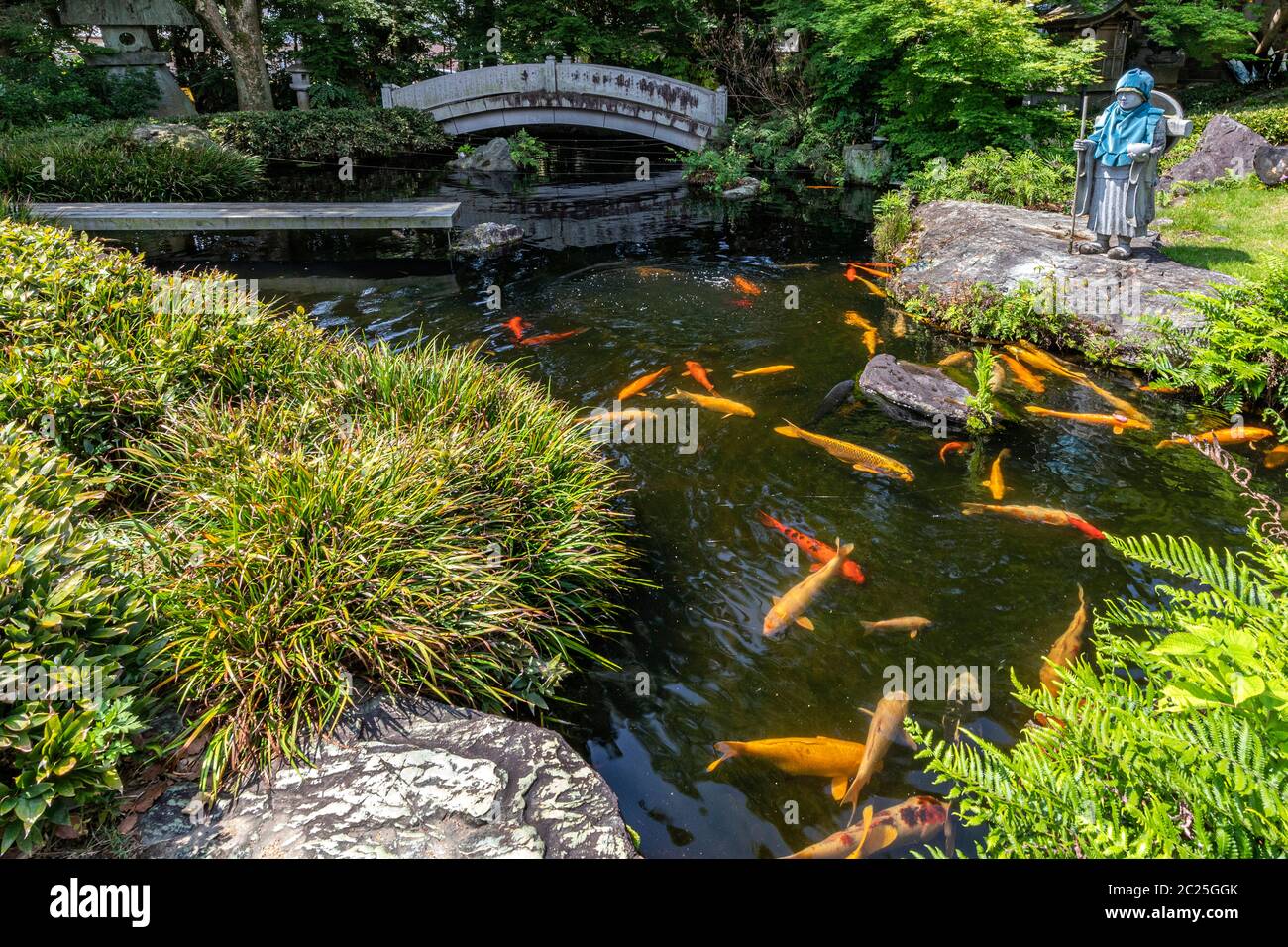 Anrakuji Temple Pond Garden - il sito originale del tempio era a 2 km dalla sua posizione attuale, dove Kobo Daishi creò una sorgente calda che fu rinata Foto Stock