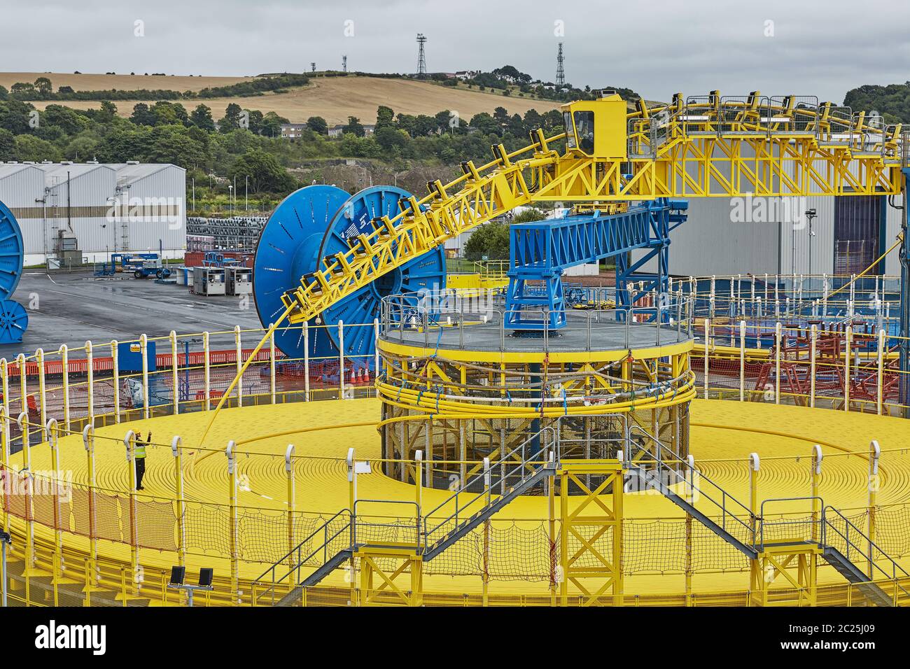 Vista delle persone e dei macchinari pesanti presso il cantiere navale di Rosyth, Scozia. Foto Stock
