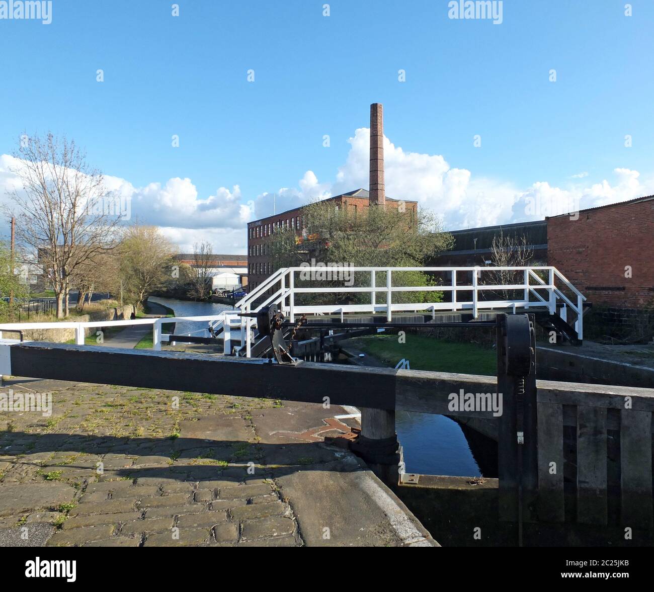 lo storico mulino castleton vicino a arley a leeds e oddy porte di blocco e passerella che attraversa il canale Foto Stock