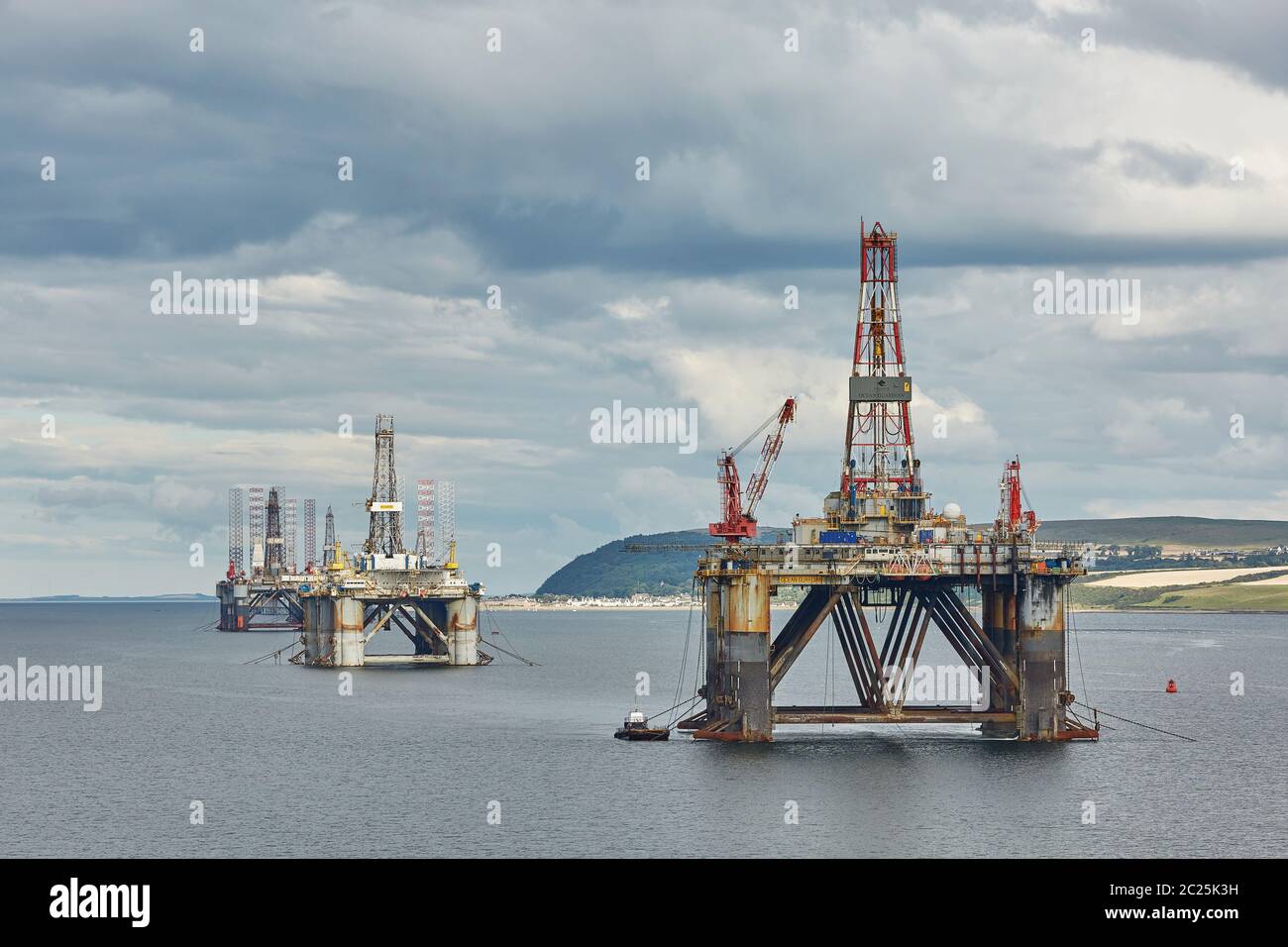 Grandi piattaforme di perforazione offshore di piattaforme petrolifere al largo della costa vicino a Invergordon in Scozia. Foto Stock
