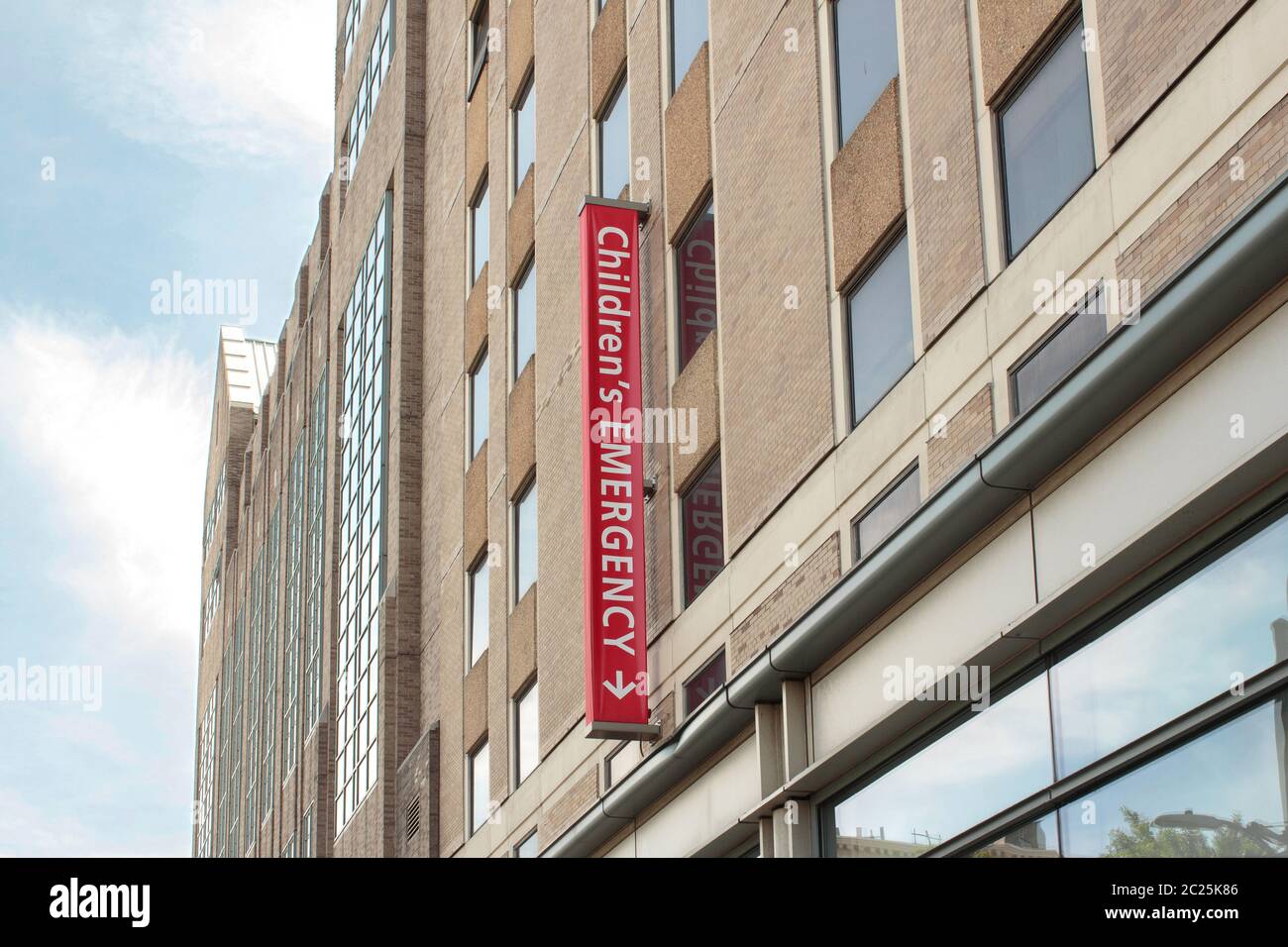 Cartello sopra l'ingresso al pronto soccorso per bambini del New York Presbyterian-Columbia University Hospital di Washington Heights Foto Stock
