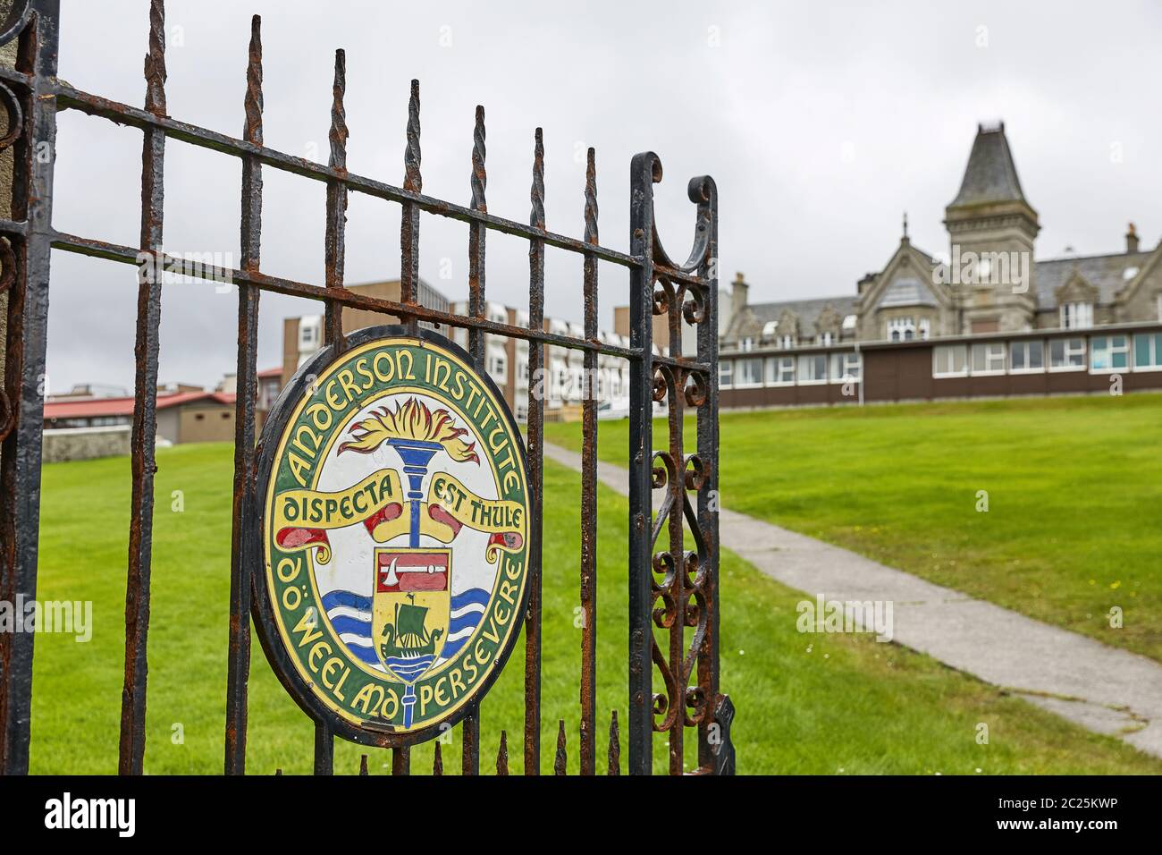 Cartello dipinto su porte in metallo come ingresso alla Anderson High School di Lerwick, Isole Shetland, Scot Foto Stock