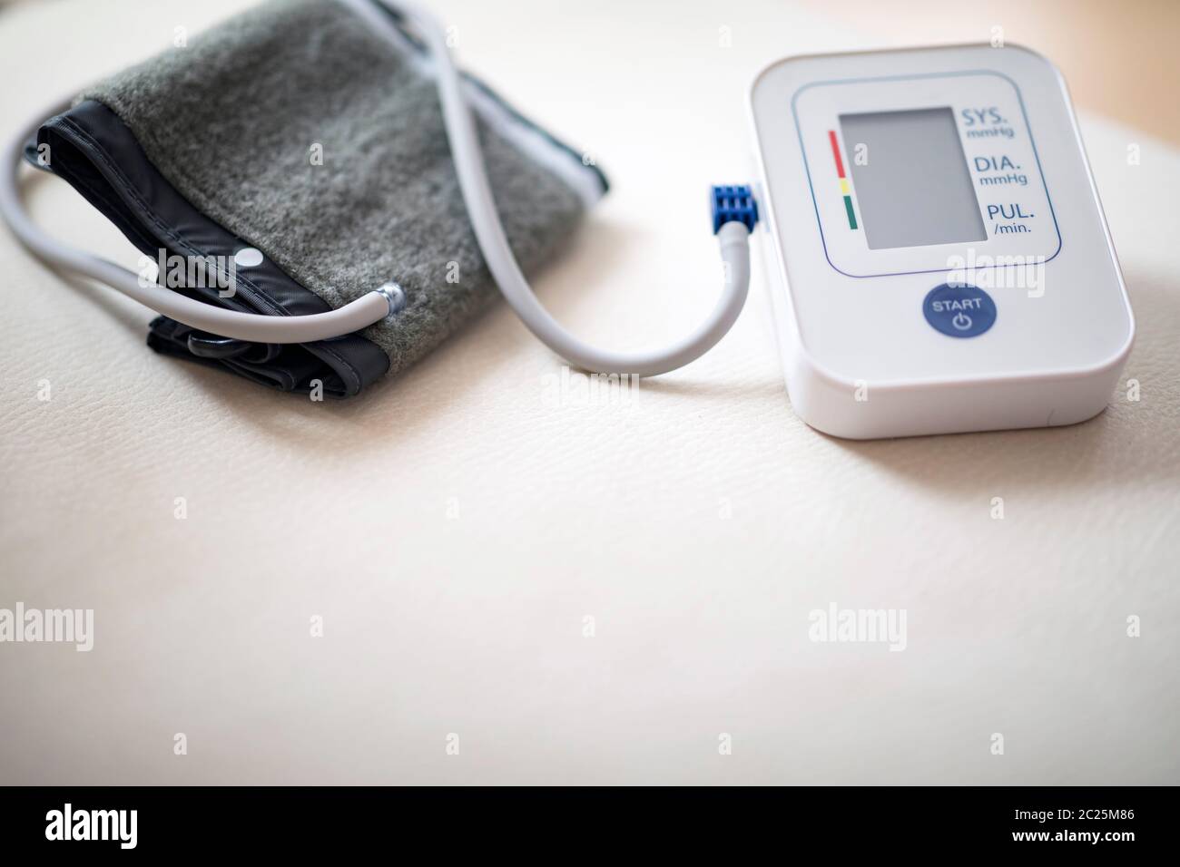 Dispositivo digitale per la pressione sanguigna Foto Stock
