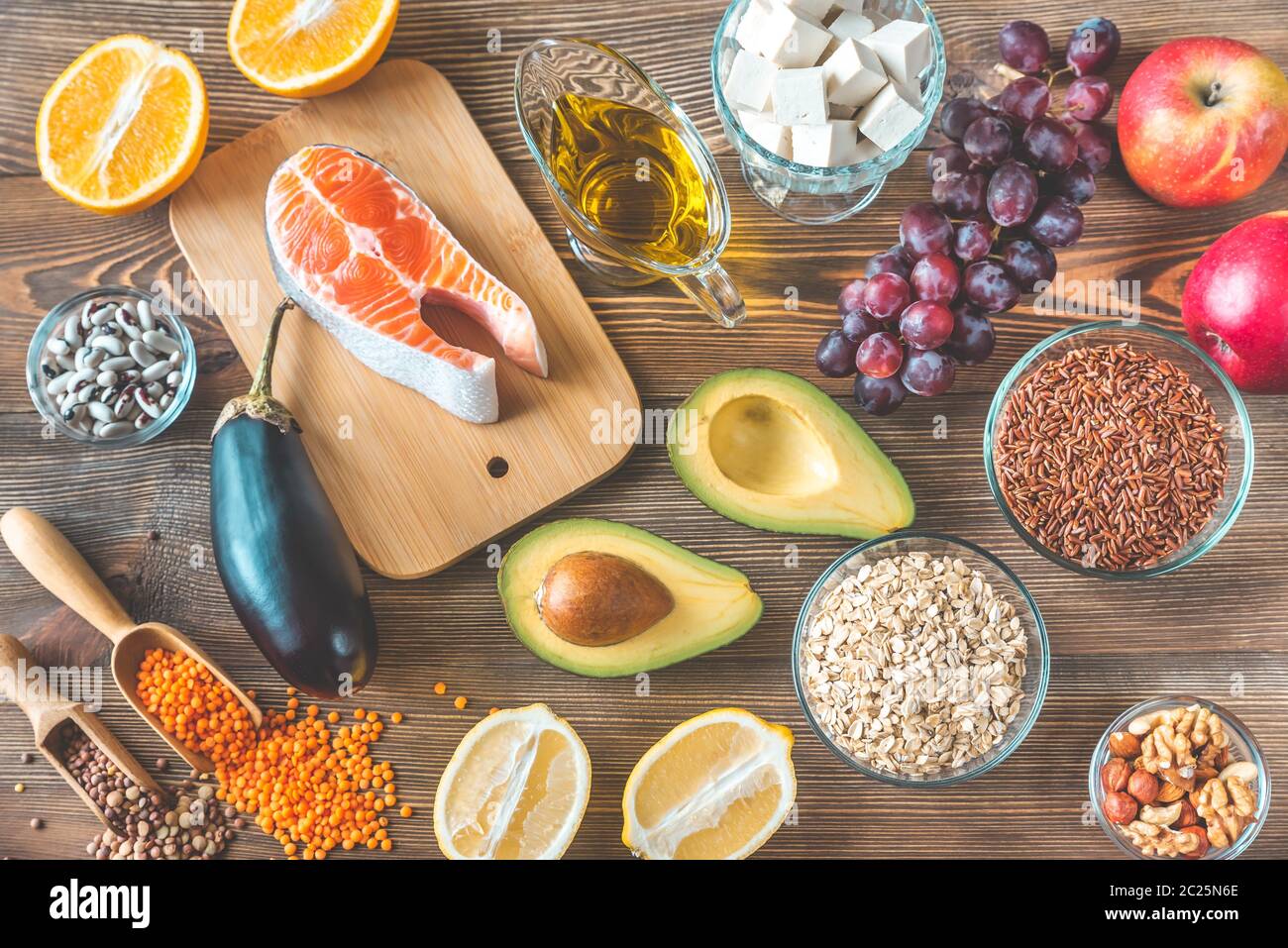 La fornitura di alimenti a basso contenuto di colesterolo dieta sullo sfondo di legno Foto Stock