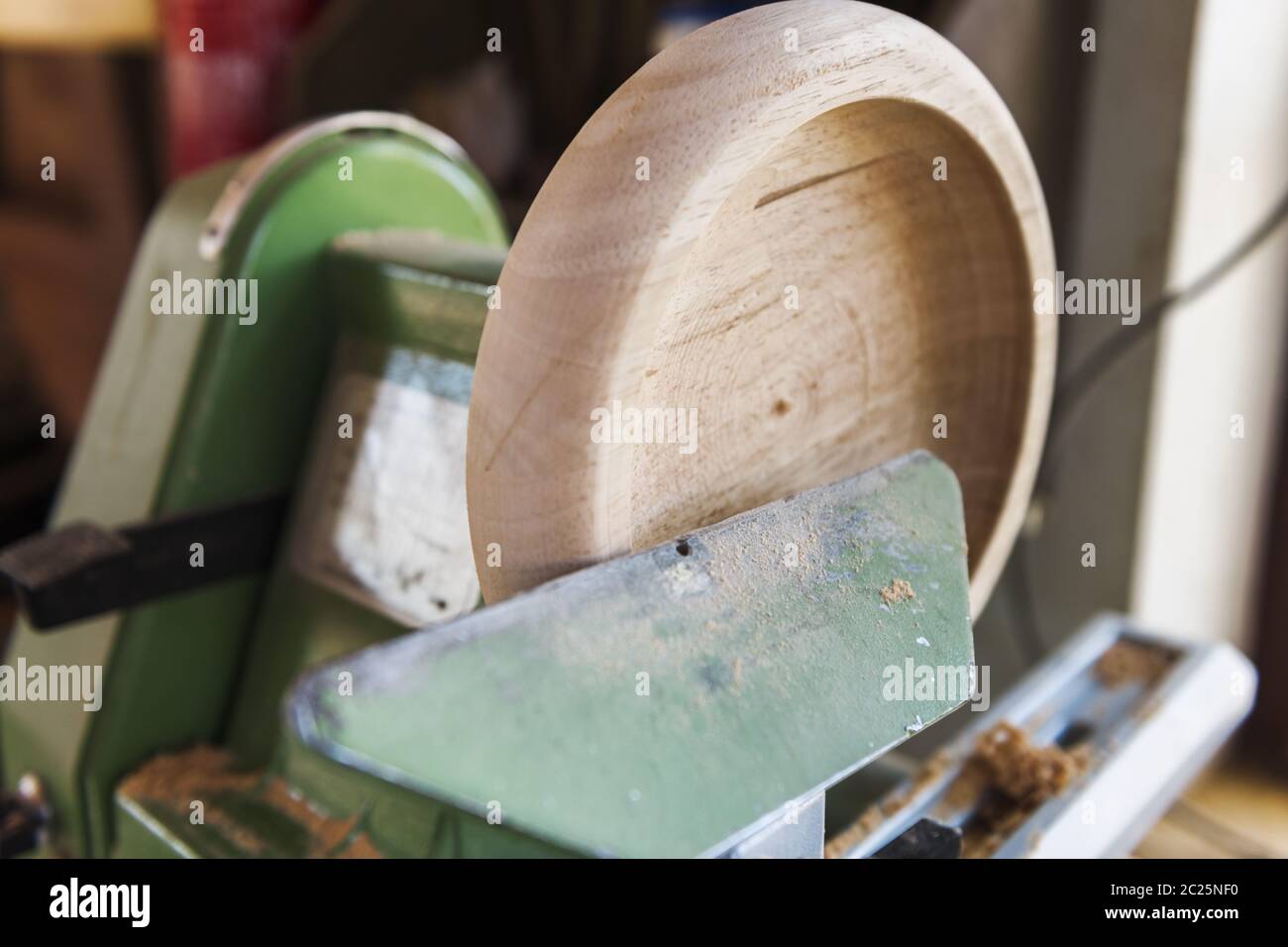 Piastra di legno su un tornio vicino alla finestra Foto Stock