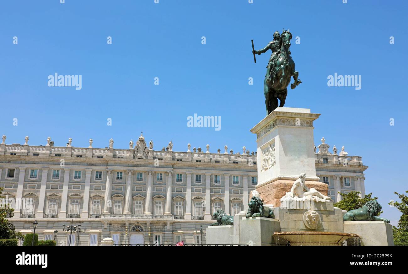 Monumento a Filippo IV di Spagna con il Palazzo Reale di Madrid sullo sfondo, Spagna Foto Stock