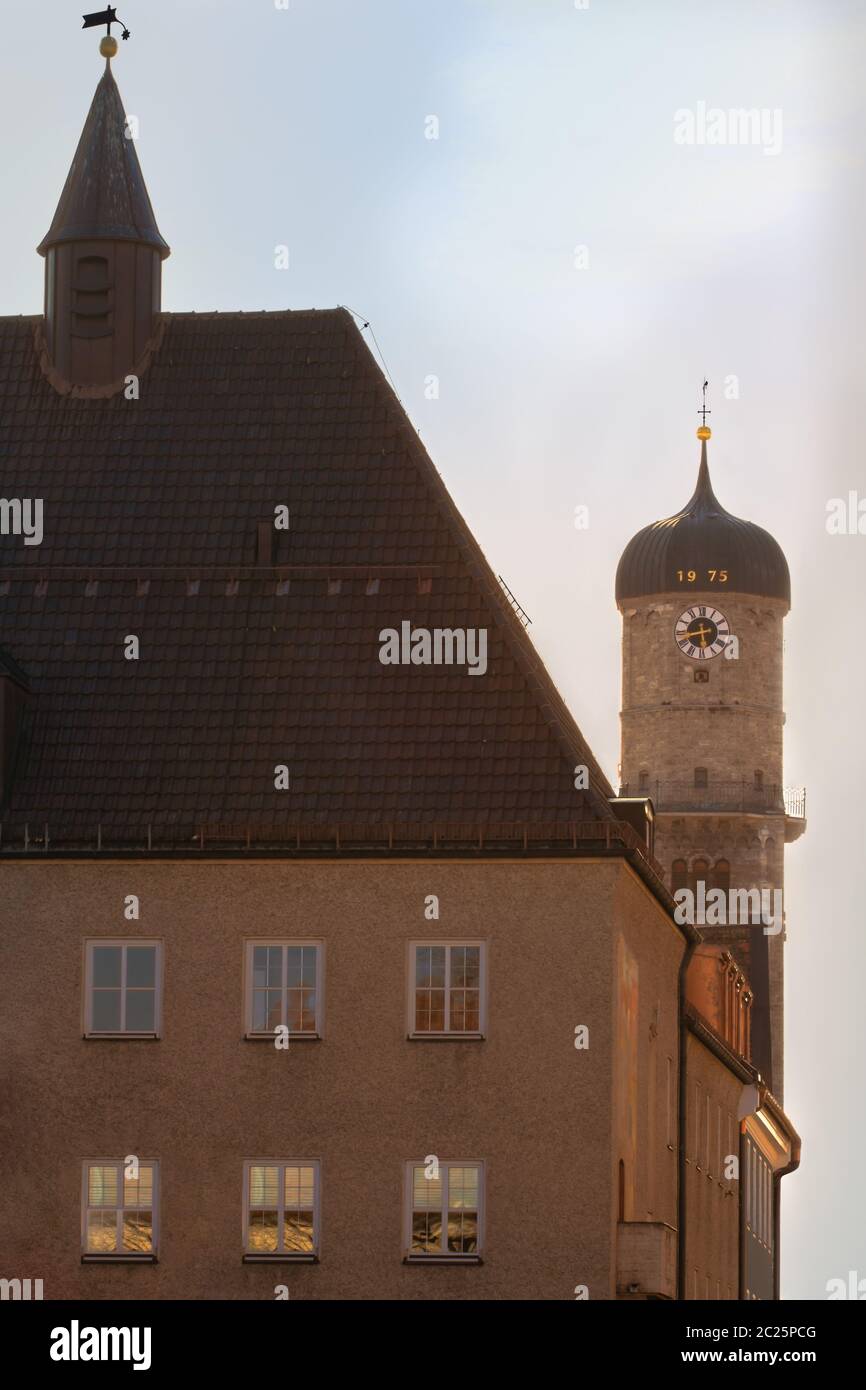 Il municipio di Weilheim con la torre della chiesa parrocchiale della città Foto Stock