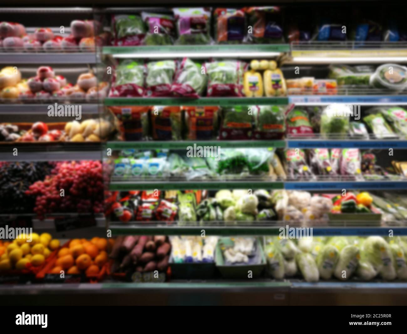 Offuscato di scaffali di prodotti nel supermercato Foto Stock