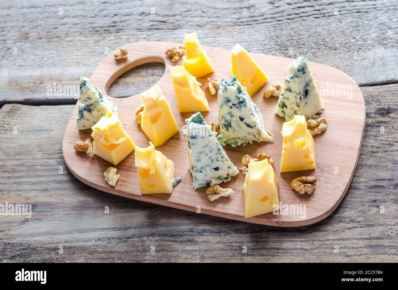 Pezzi di emmental e formaggio blu Foto Stock