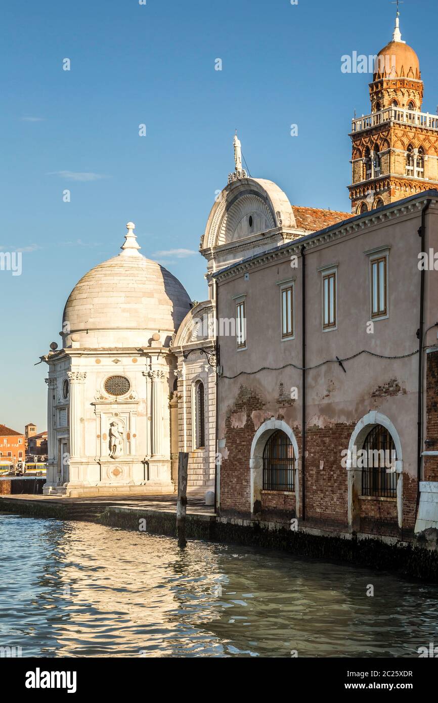 Vista dall'acqua sulla chiesa di San Michele in Isola, sull'isola si trova anche il cimitero di San Michele, Venezia, Italia Foto Stock