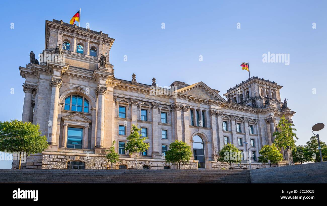 il famoso edificio del reichstag a berlino Foto Stock