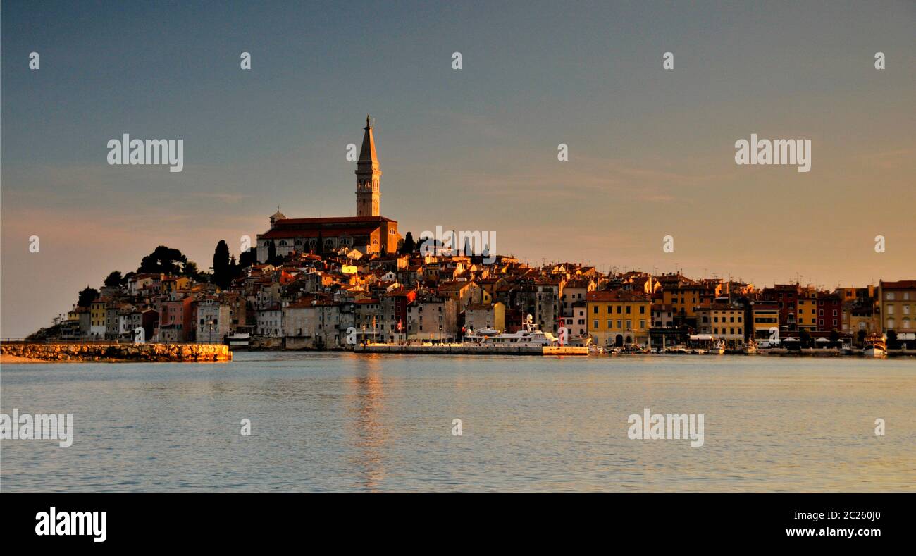 rovigno - porto turistico di alto livello con paesaggi pittoreschi Foto Stock