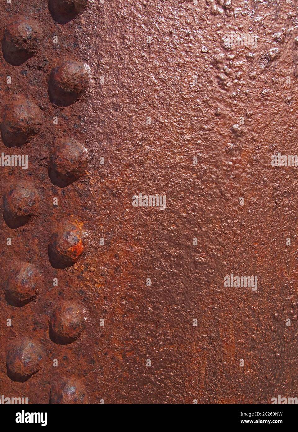 piastra in acciaio marrone rosso rugoso con pannello rivettato e superficie testurizzata Foto Stock