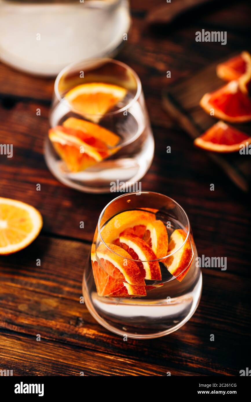 Detox acqua con arance sanguigne nel bicchiere Foto Stock