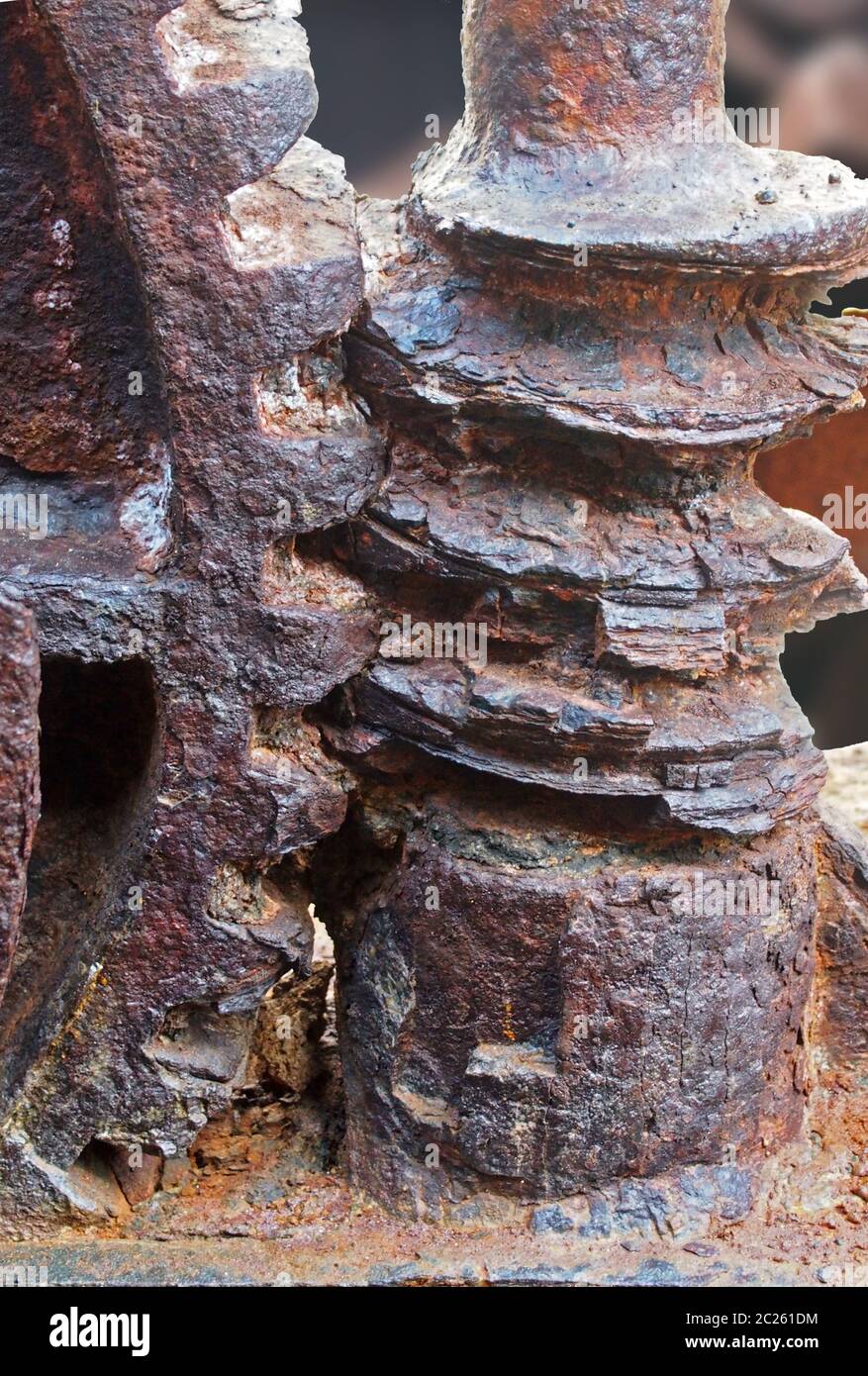 primo piano di un'antica ruota dentata e ruota dentata corrosa arrugginita su vecchi macchinari industriali rotti Foto Stock