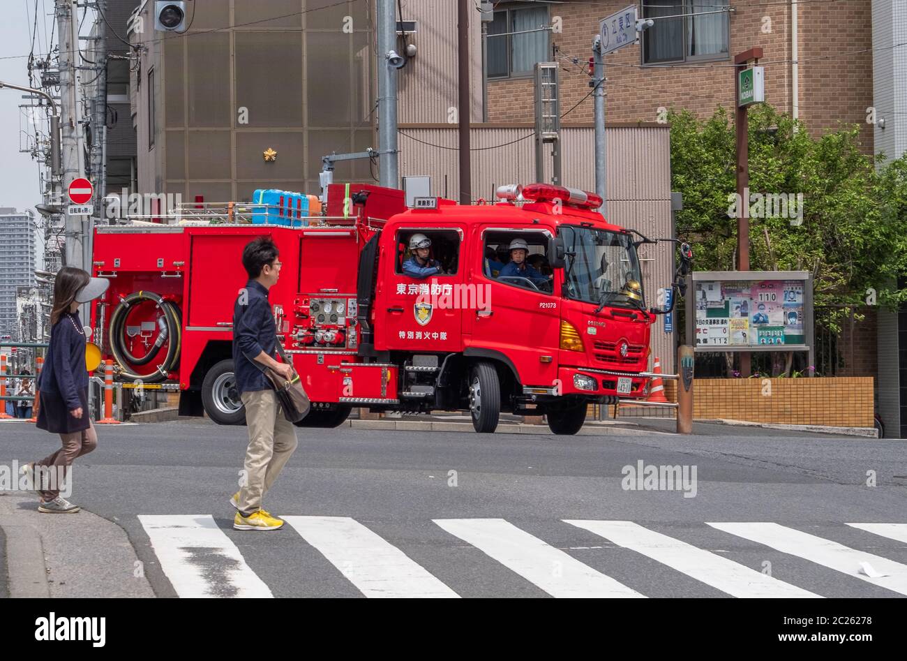 Camion dei vigili del fuoco sulla strada di Tokyo, Giappone Foto Stock