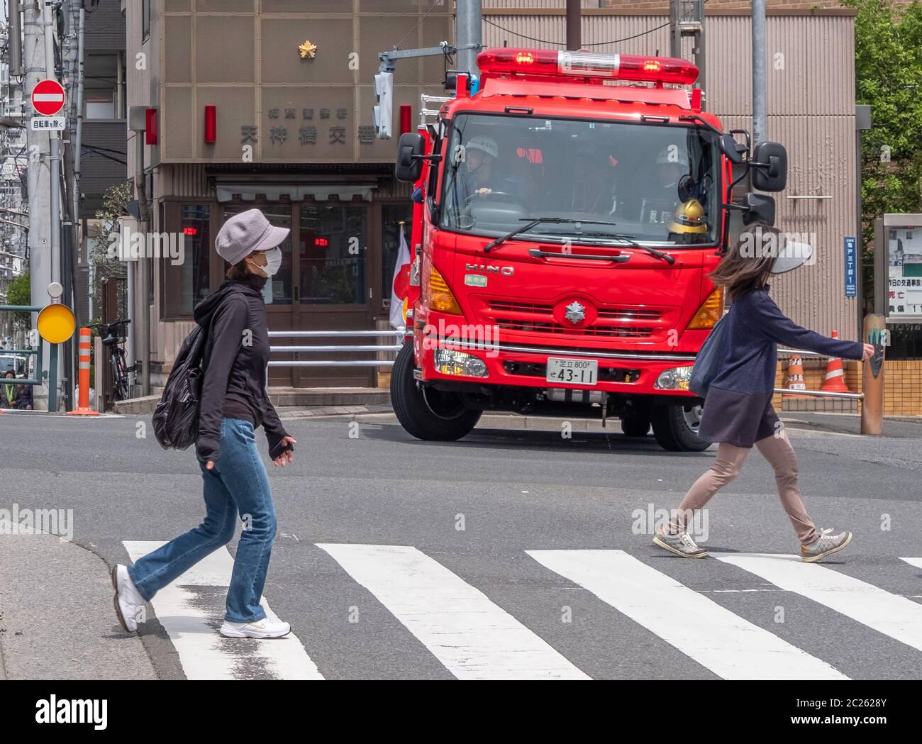 Camion dei vigili del fuoco sulla strada di Tokyo, Giappone Foto Stock