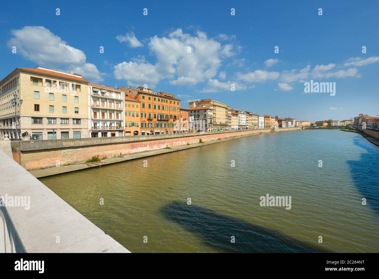 Edifici colorati fiancheggiano le rive del fiume Arno nella città toscana di Pisa, Italia. Foto Stock