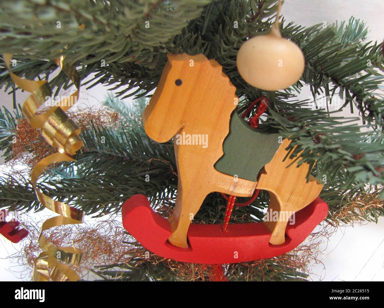 Cavallo dondolante come decorazione di Natale al ramoscello di abete di un albero di Natale Foto Stock